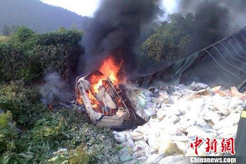 8月1日6時左右，滬昆高速上饒段一貨車側翻著火，駕駛室燒成空殼。圖為事故現場。吳兵章 攝