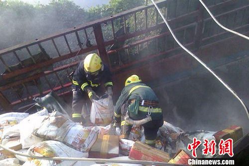 8月1日6時左右，滬昆高速上饒段一貨車側翻著火，駕駛室燒成空殼。圖為消防官兵清理現場。吳兵章 攝